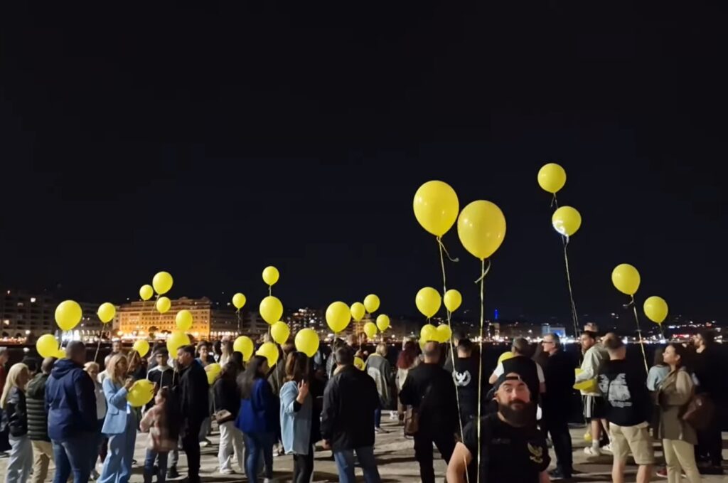 Θεσσαλονίκη: Άφησαν μπαλόνια στον ουρανό και άναψαν κεράκια για τα θύματα της Γενоκτоνiας των Ελλήνων του Πόντου (Βίντεο)