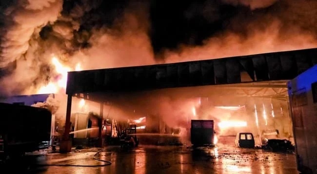 Μαθεύτηκε τι θα γινόταν σήμερα στο εργοστάσιο στη Λαμία που πήρε χτες φωτιά και κάηκε ολοσχερώς