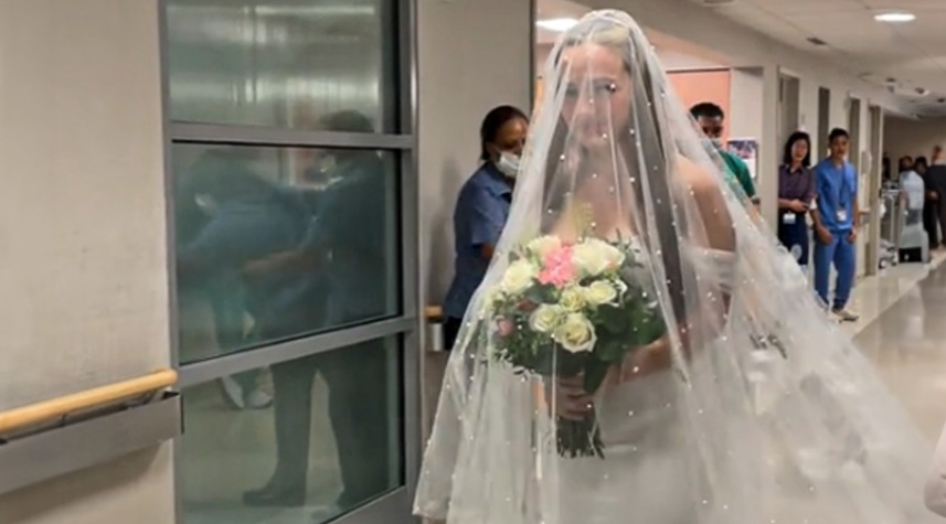 Συγκινητικό βίντεο: Παντρεύτηκε σε νοσοκομείο για να τη δει ο πατέρας της νύφη πριν πεθάνει