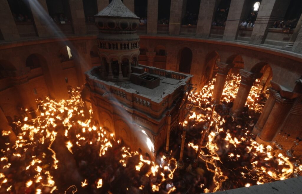 Άγιο Φως: Το απόγευμα του Μεγάλου Σαββάτου θα αφιχθεί από τα Ιεροσόλυμα στην Αθήνα