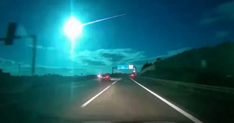 Έπεσε μπλε μετεωρίτης στη γη – Εξωπραγματικές εικόνες (Βίντεο)