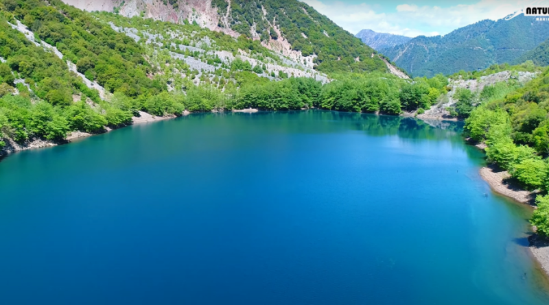154μ. βάθος, γεμάτη ψάρια: Η κατολίσθηση που «γέννησε» την πιο εντυπωσιακή φυσική λίμνη στην Ελλάδα (Pics)