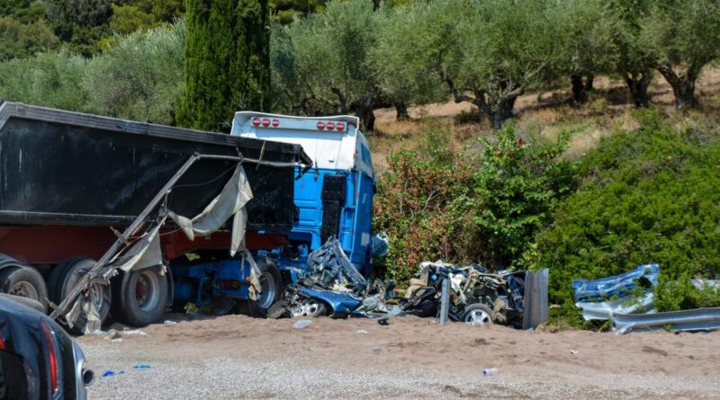 Κυπαρρισία: Θρήνος για τον 44χρονο Αντώνη και την 12χρονη Ιωάννα – Δίνει μάχη ο 19χρονος