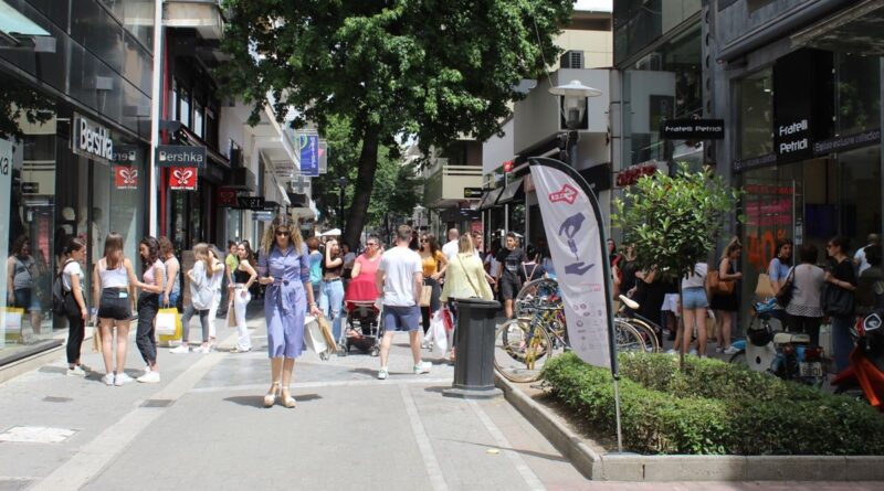 Τι ώρα κλείνουν τα μαγαζιά σήμερα Κυριακή 14/7