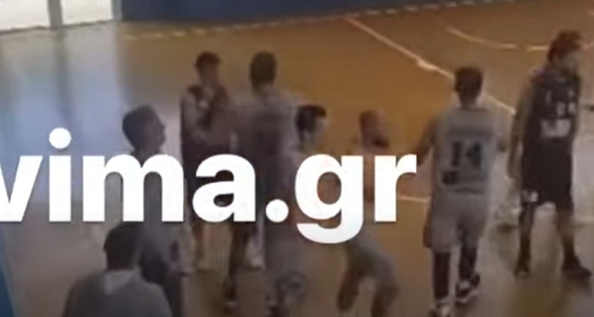 Απίστευτο βίντεο: Οι θεατές μπούκαραν σε γήπεδο της Εύβοιας και έδειραν τους παίχτες