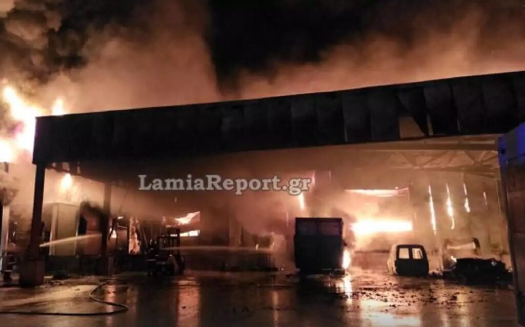 Κάηκε πριν λίγο ολοσχερώς γνωστό εργοστάσιο στη Λαμία που είχε εμπλακεί στην υπόθεση τροφικής δηλητηρίασης μαθητών