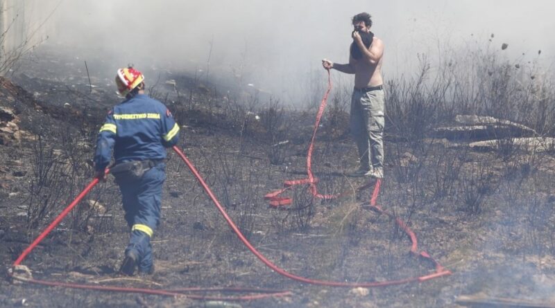 «Κόλαση» η φωτιά στη Βάρης – Κορωπίου: Ζημιές σε επιχειρήσεις, κάηκαν σπίτια, εκκενώθηκαν 3 παιδικές κατασκηνώσεις