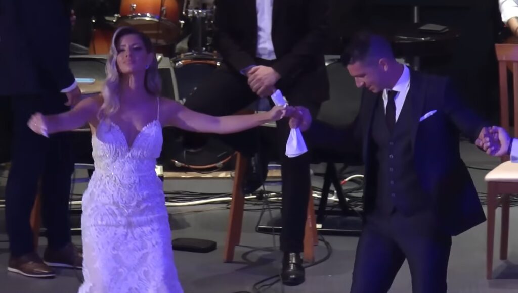 Καλλονή νύφη από την Λαμία χόρεψε τσάμικο στο γάμο της και το βίντεο κάνει πάταγο