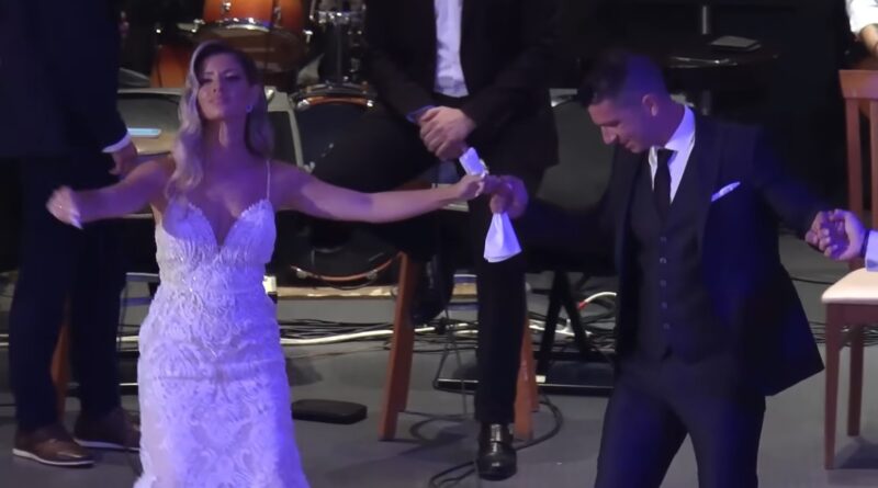 Καλλονή νύφη από την Λαμία χόρεψε τσάμικο στο γάμο της και το βίντεο κάνει πάταγο