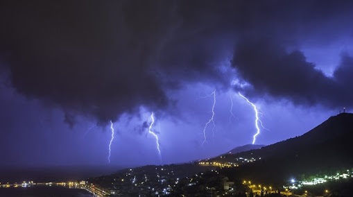 Κεραυνός χτύπησε και αφαίρεσε τη ζωή από δύο νέους εν μέσω καταιγίδας – Σoκαpιστικό βίντεο