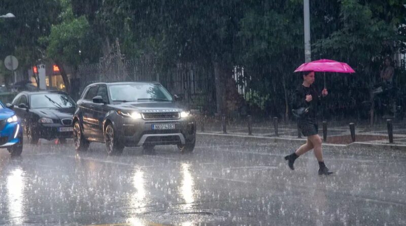 Σφοδρή καταιγίδα χτυπάει τώρα την Αττική